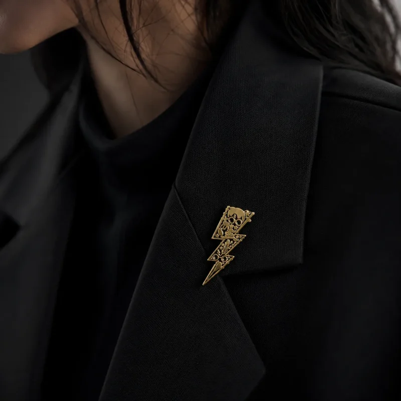 hogwarts-legacy-lightning-bolt-brooch-gold-wizard-inspired-pin